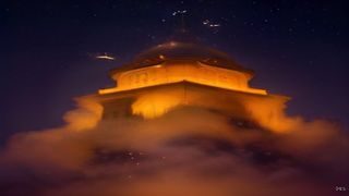 蜜桃影院韩国悬疑剧封面，夜晚城市霓虹灯下侦探人物剪影，冷色调紧张氛围